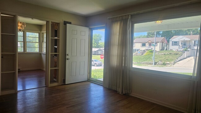 Building Photo - Mid Century 3 Bedroom