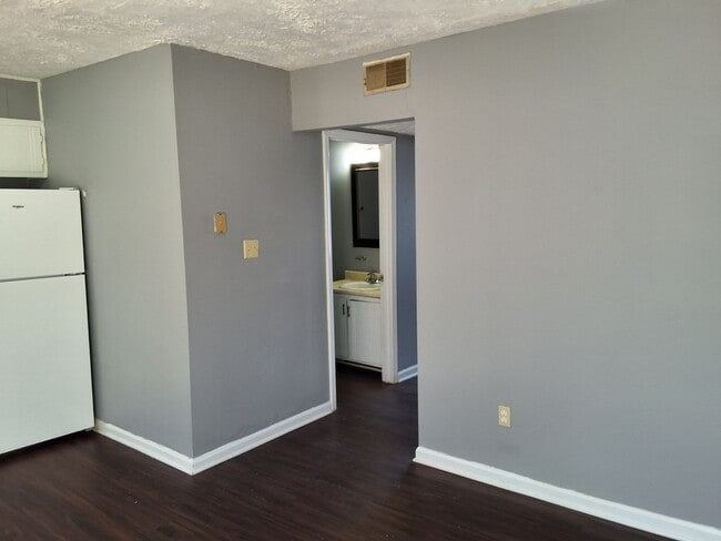 Building Photo - 1221 Clear Ridge Ln