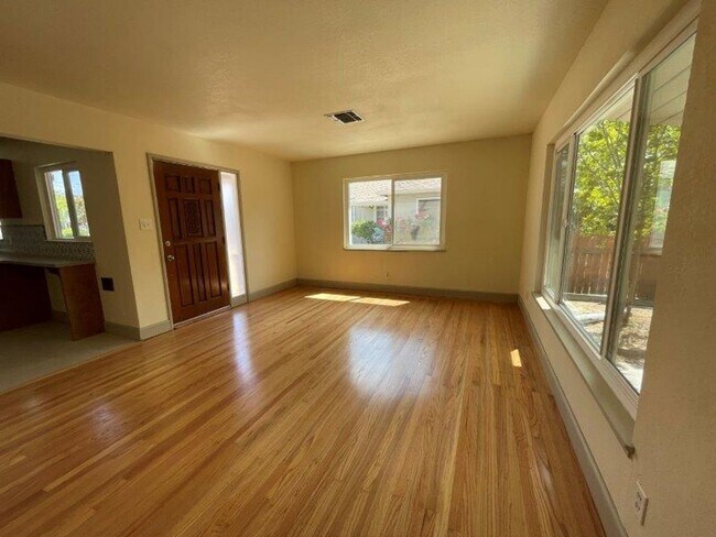 Building Photo - Tahoe Park 2 Bedroom
