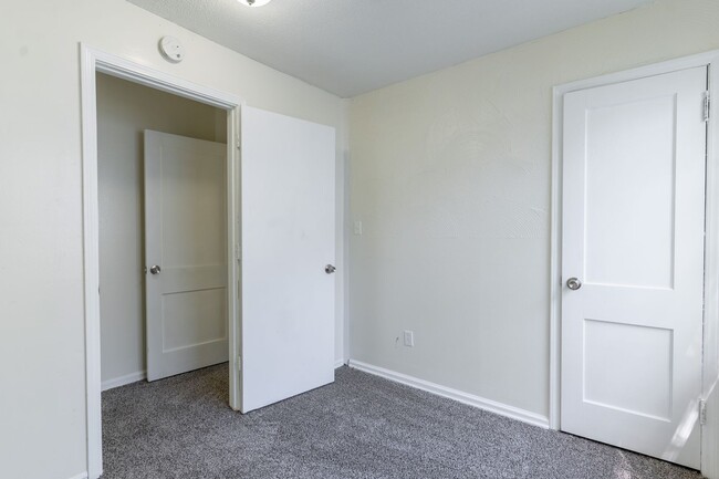 Building Photo - 4-Bedroom Must See!