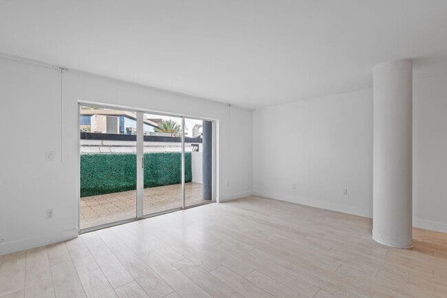 Building Photo - Luxury 2BR Penthouse in Coconut Grove | 1.5 Bath | Prime Miami Location