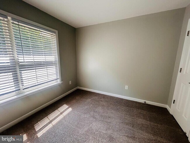 Building Photo - 400 Munsons Hill Ct