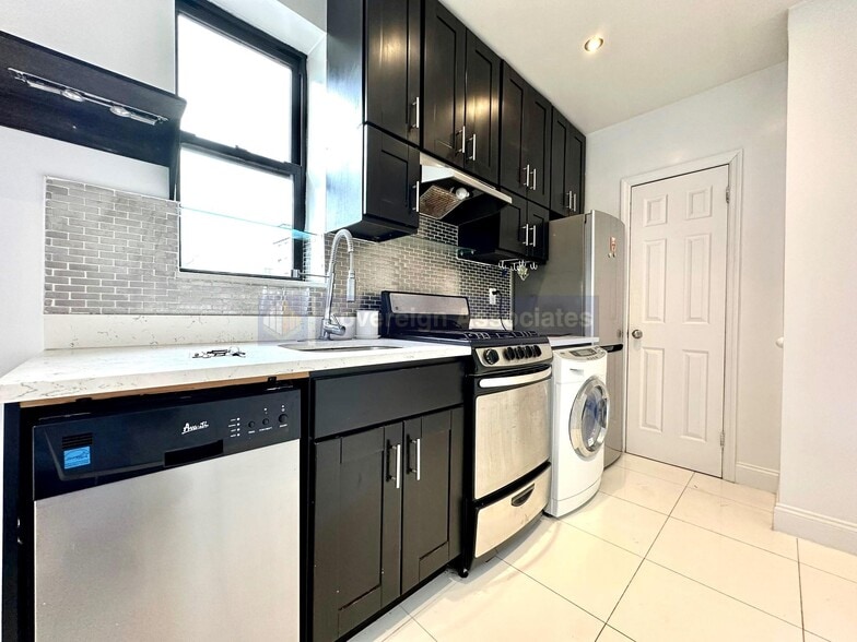 Building Photo - 109 W 105th St