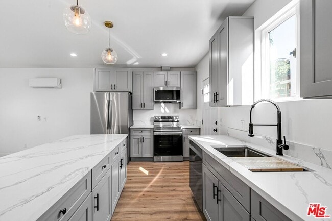 Primary Photo - 1622 Morton Ave