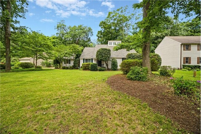 Building Photo - 1044 Commodore Dr