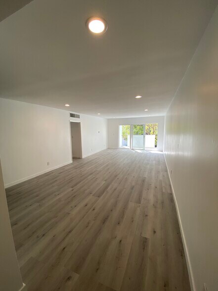 Building Photo - 1330 N Sweetzer Ave