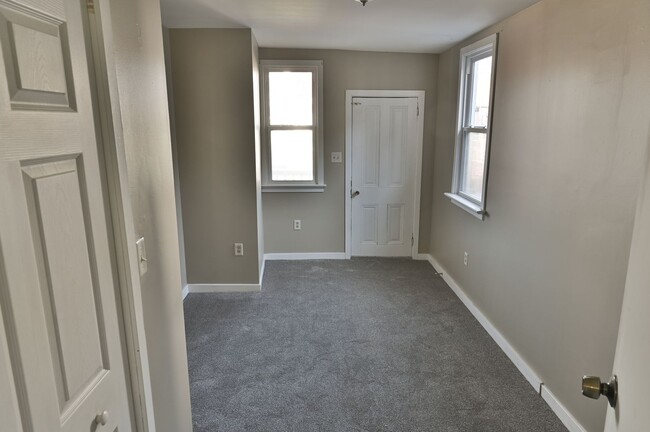 Building Photo - 3 Bedroom on Boas St w/ Parking AND a $750...