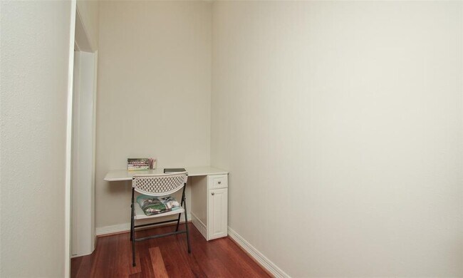 Building Photo - 908 Garden Oaks Terrace
