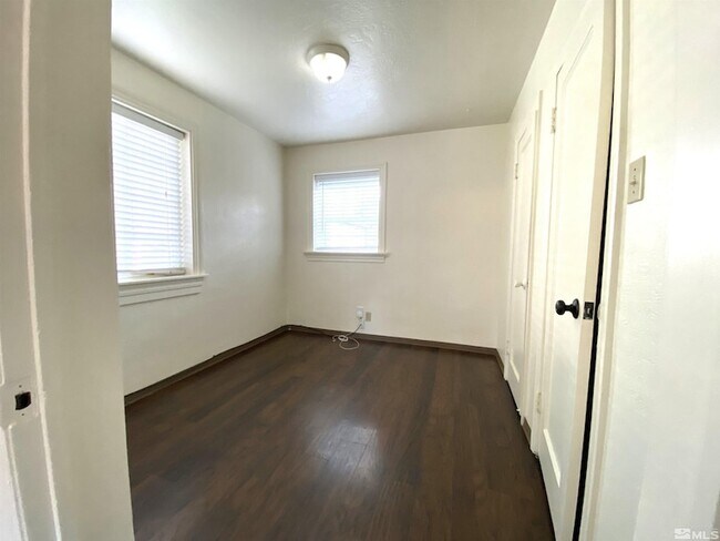 Building Photo - 514 7th St