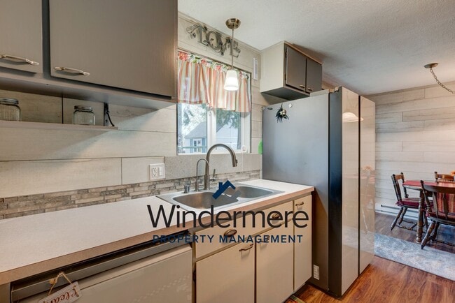 Building Photo - Fully-Furnished Cozy 3 Bedroom Home - (Sho...
