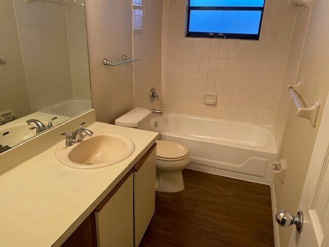 Building Photo - 1604 Sunside Square