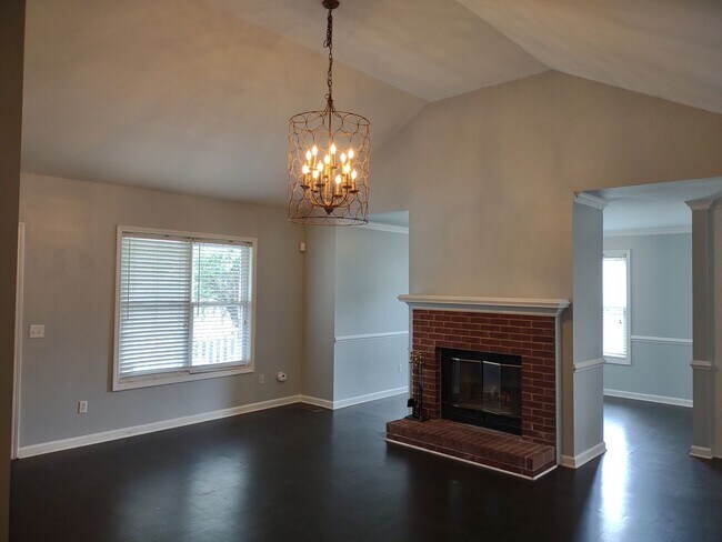 Building Photo - Fantastic Three Bedroom Home in Lexington!
