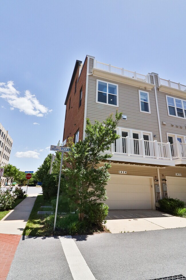 Building Photo - 1424 Piccard Dr