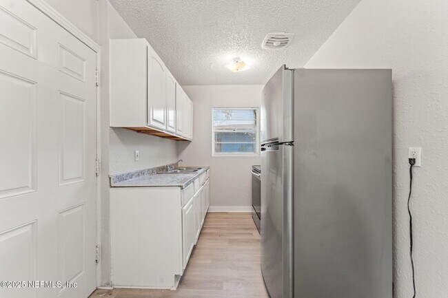 Building Photo - 1814 W 33rd St