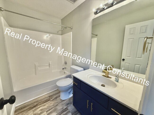 Building Photo - 4 Bedroom with Flexible Living Space!  Deposit Free Living Available via Obligo