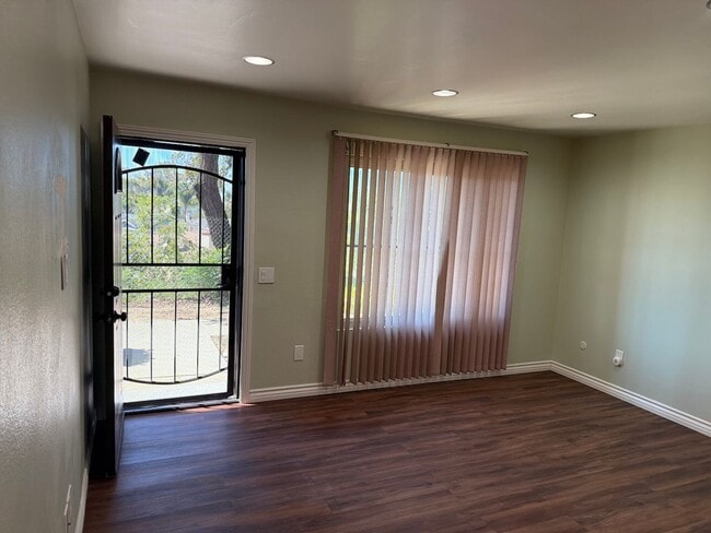 Building Photo - Remodeled Spring Valley Townhome