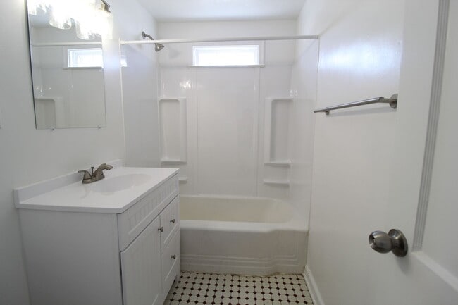 Building Photo - 508 E 27th Ave