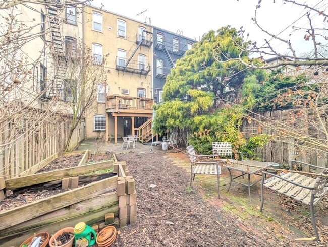 Building Photo - 136 Mercer St