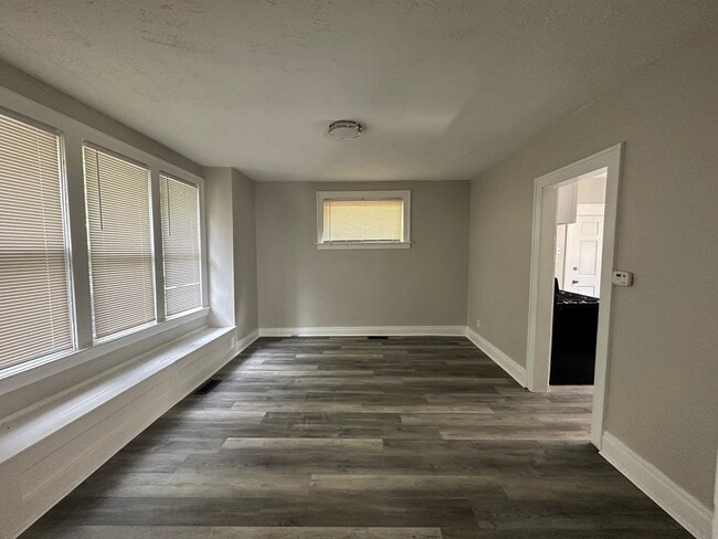 Building Photo - 722 Delhi Ave