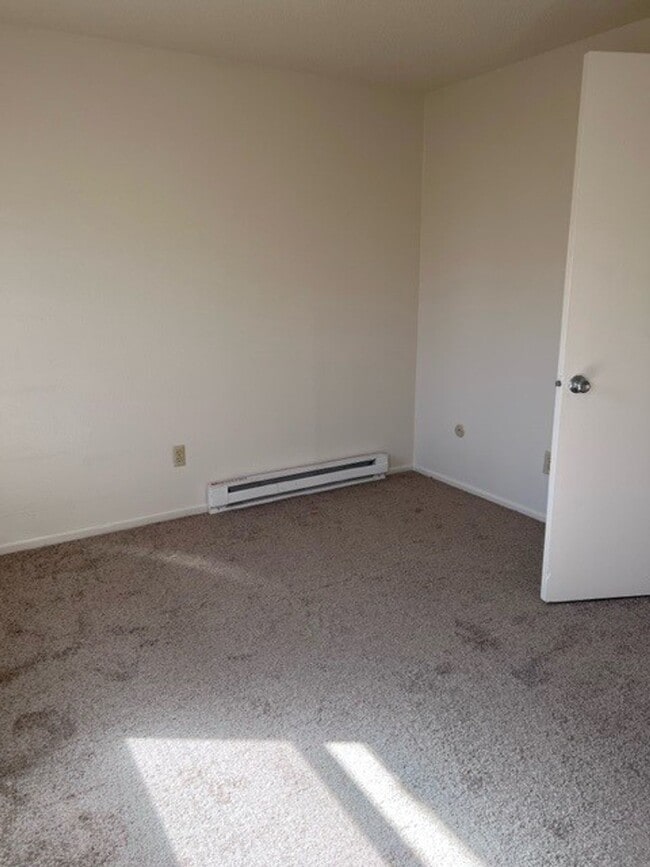 Building Photo - FREE RENT! 2x1 Townhome on Miller St S