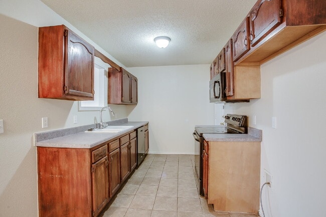 Building Photo - Adorable 3/2/2 in Cooper!