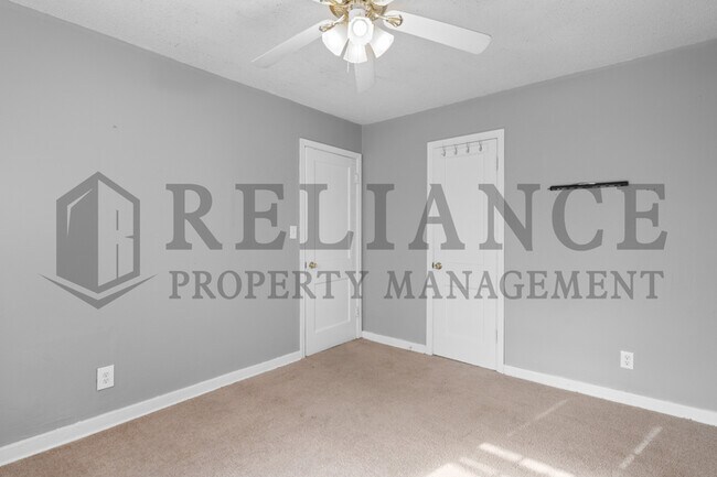 Building Photo - 3627 E 10th St N