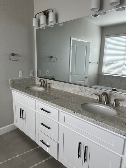 Building Photo - 3040 Vaughn Way