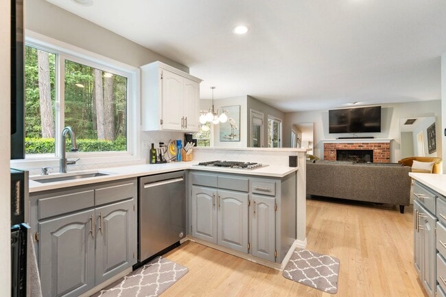 Building Photo - Private Retreat Backing to Trails in the Heart of Lake Oswego