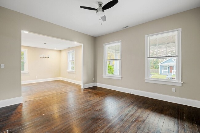 Building Photo - Quaint 3 Bedroom/2 Bath Home Located Near ...