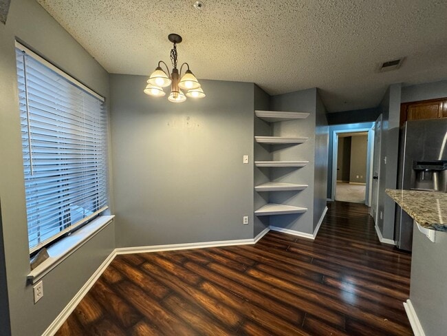 Building Photo - Sophisticated 2 Bed 2 Bath Condo with Loft...