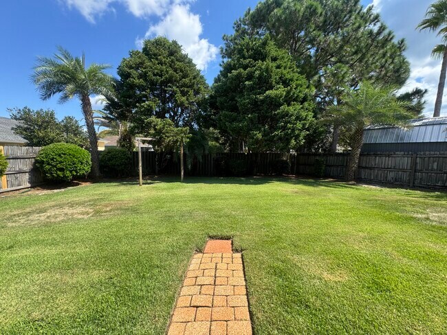 Building Photo - 418 White Heron Dr