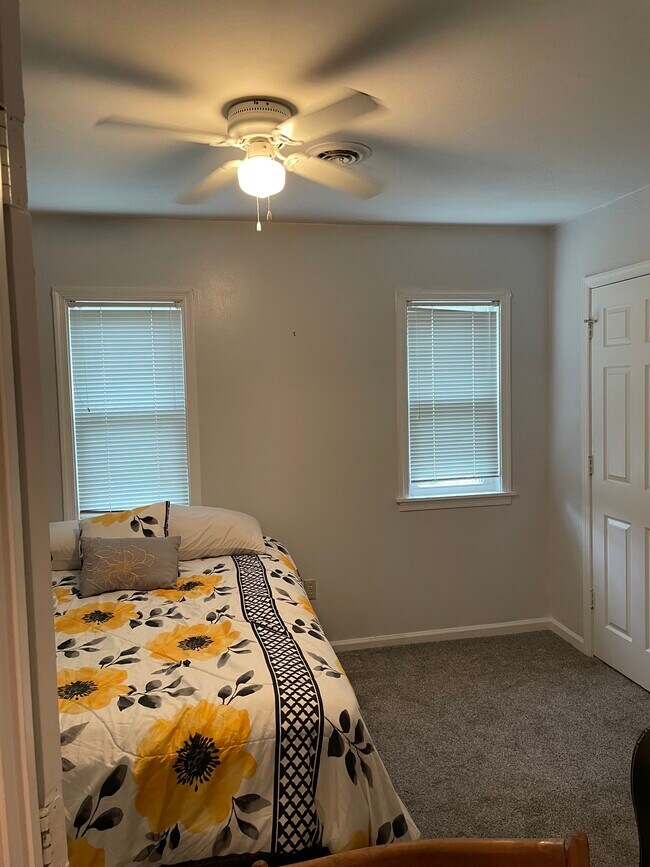 Bedroom with one closet - 1220 Grove St