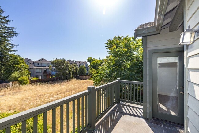 Building Photo - Beautifully Maintained 3 Bed/2.5 Bath Craf...