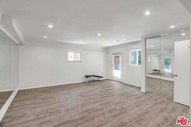 Building Photo - 1105 S Alfred St