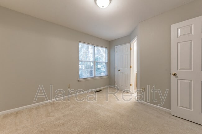 Building Photo - 1285 E Woodlawn Rd