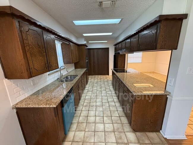 Building Photo - 1205 Tanglewood Dr