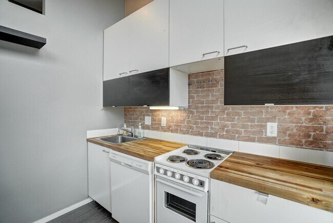 Building Photo - 3048 Anderberg Dr