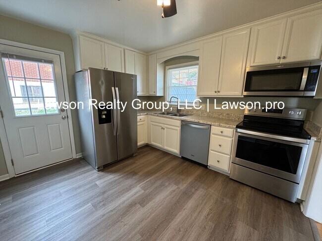 Building Photo - Beautiful Salem split level near the VA hospital