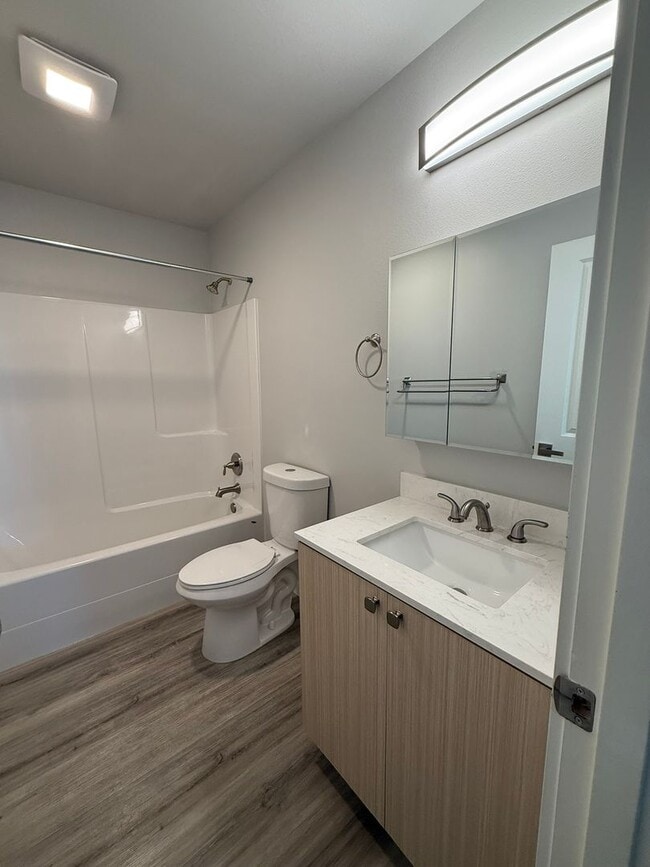 Building Photo - Gorgeous Pet Friendly Three Bedroom Lebano...