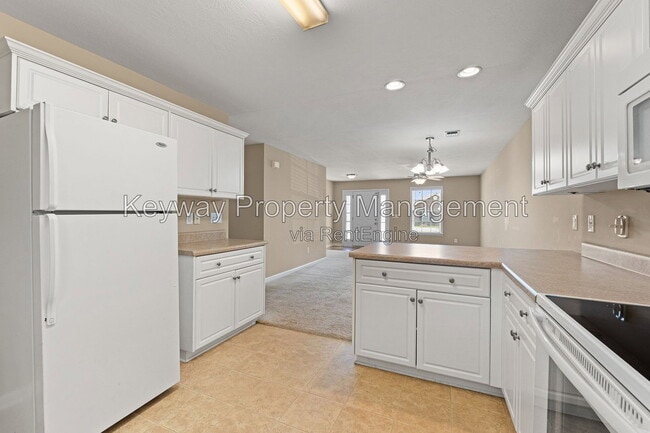 Building Photo - 6107 Village W Ln