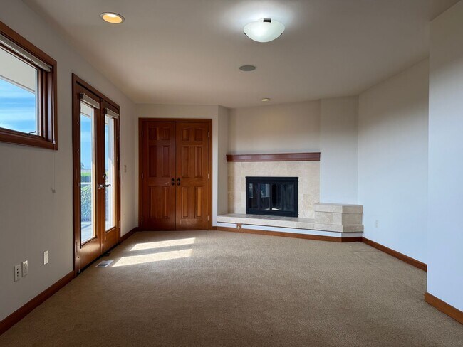 Building Photo - 9600 Hilltop Rd