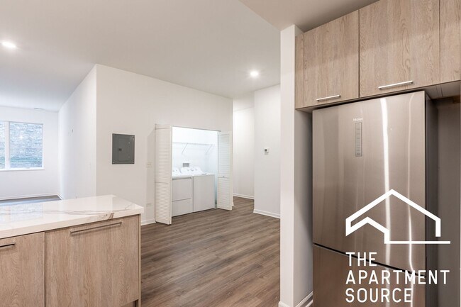 Building Photo - Spacious South Loop 2Bed/2Bath feat. Updated Kitchen & Large Patio!