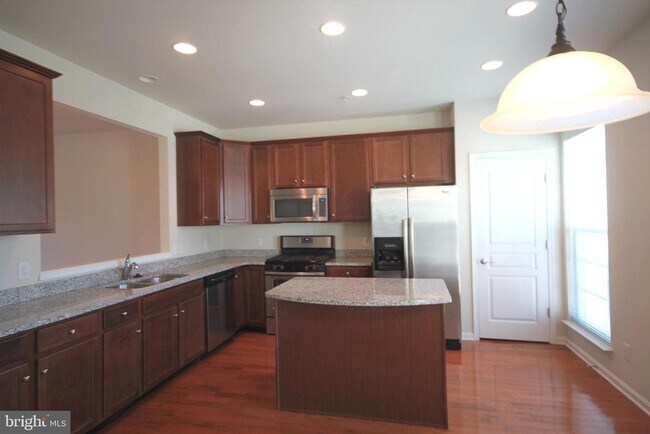 Building Photo - 515 Ellison Dr