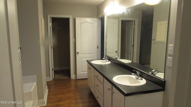 Building Photo - 14597 Bruce Cove S