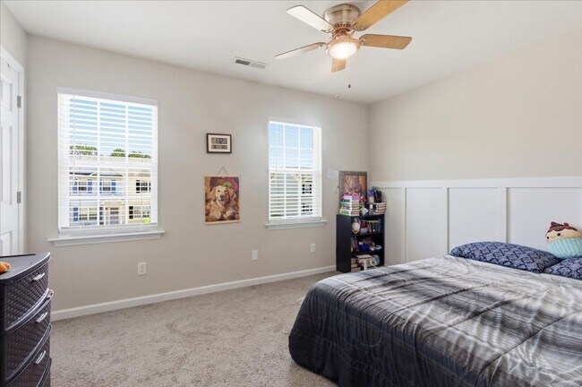Building Photo - 2 Bed 2.5 Bath Townhome
