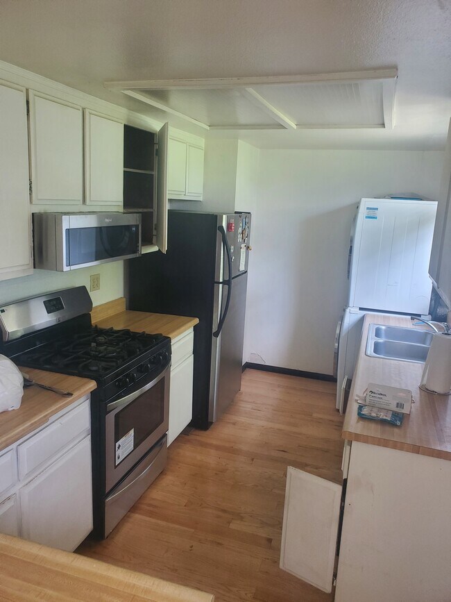 kitchen - 5834 Bowcroft St