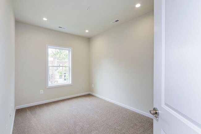 Building Photo - Gorgeous and Spacious Renovated 4br/3.5ba ...