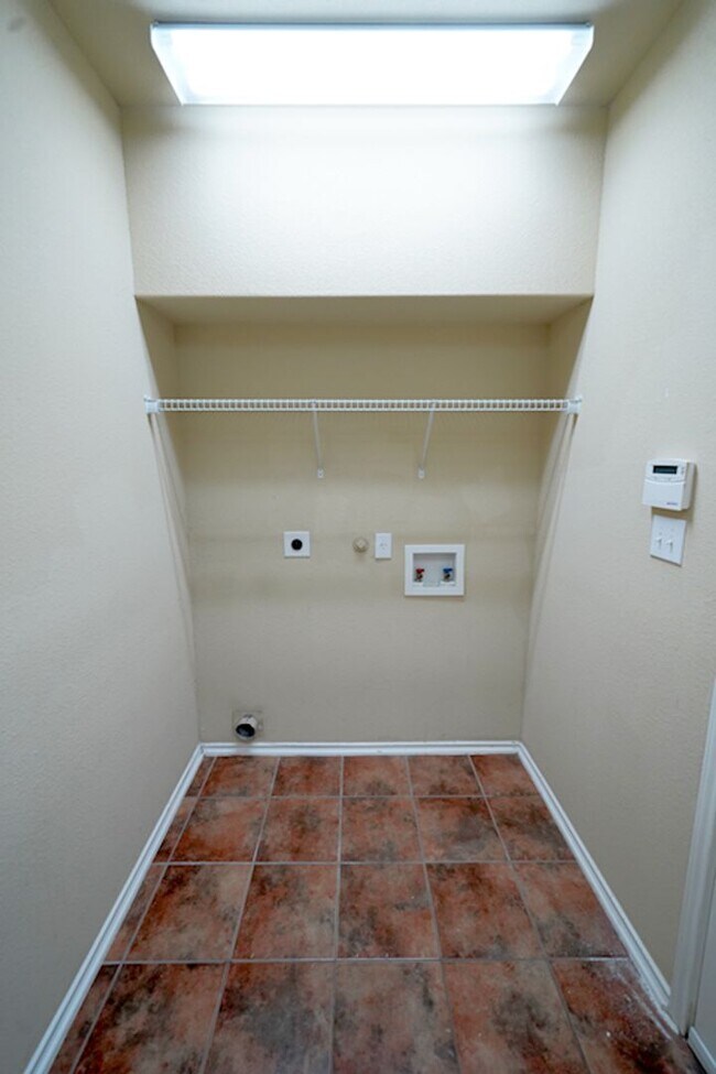 Building Photo - Spacious Home in Cibolo with 3 Car Garage! Realor Commission: $750