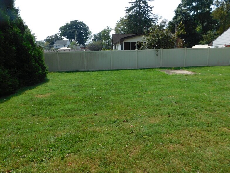 Backyard - 320 Kalmia St