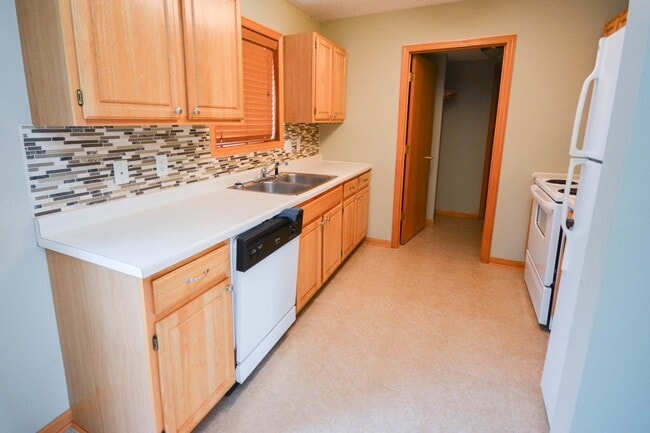 Building Photo - Hard to find end unit townhome with 2 car garage!
